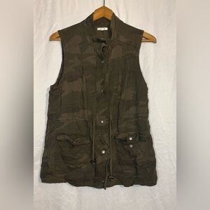 Maurice’s Women’s Green Camouflage Button Short Sleeve Vest size Large Pockets